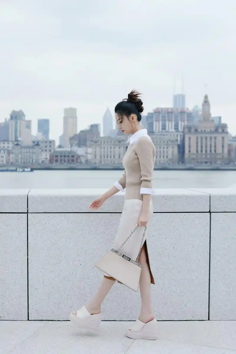 简约时尚软妹子 李沁的穿搭让你心动浅咖针织衫 浅色开叉半身长裙