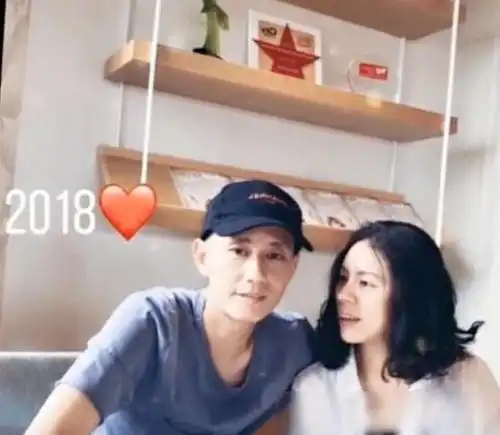 赵露思父母结婚照彻底火了,爸爸年轻时颜值不输小鲜肉,羡慕妈妈