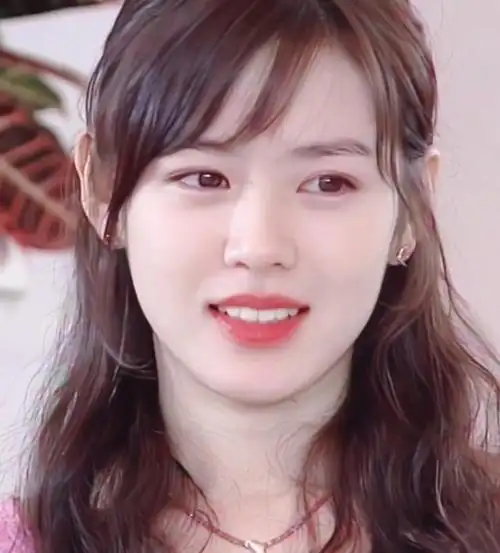 孙艺珍是一位韩国女演员,她拥有可爱的外貌和出色的演技,深受观众喜爱
