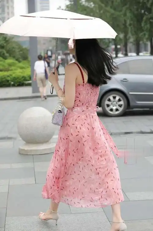 浅粉色短裙,与高跟鞋搭配,时尚又不失气质|裙子|连衣裙|凉鞋_网易订阅