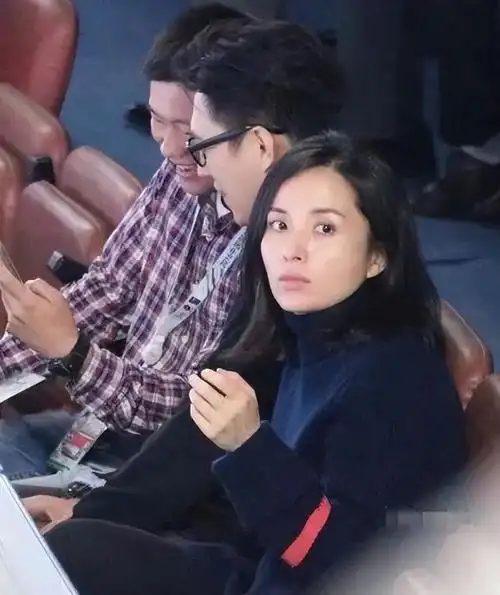 67靳东罕见携妻子现身,李佳素颜清纯嫩似高中生,他却似油腻大叔