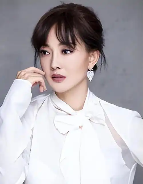 牛莉想起小时候对表演的喜爱,于是报考了解放军艺术学院.起初