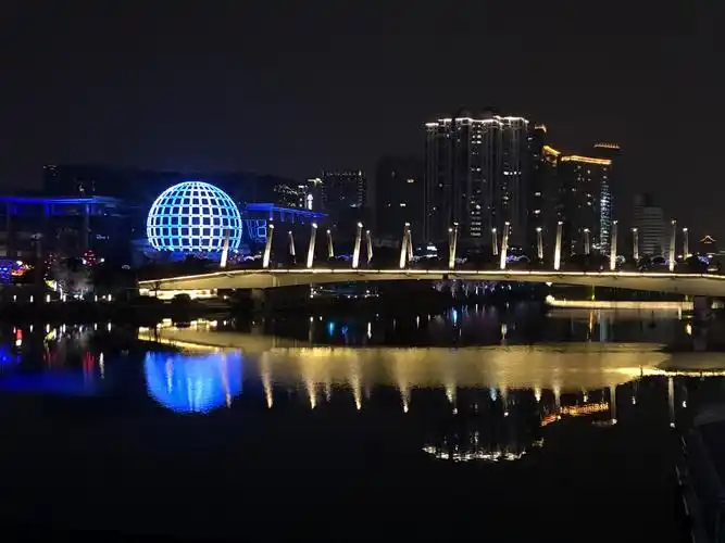 杭州西湖文化广场的夜景很美!