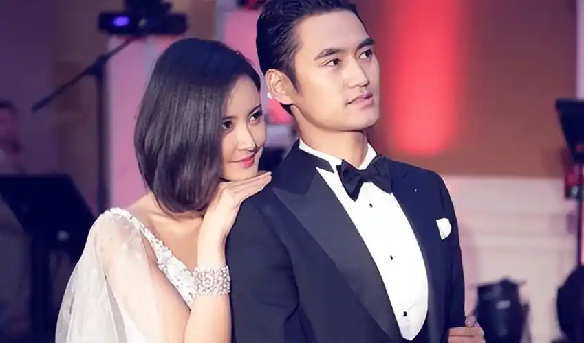 婚礼上还有盛大的伴娘和伴娘伴郎团出席,胡歌,彭于晏等人都是袁弘的好