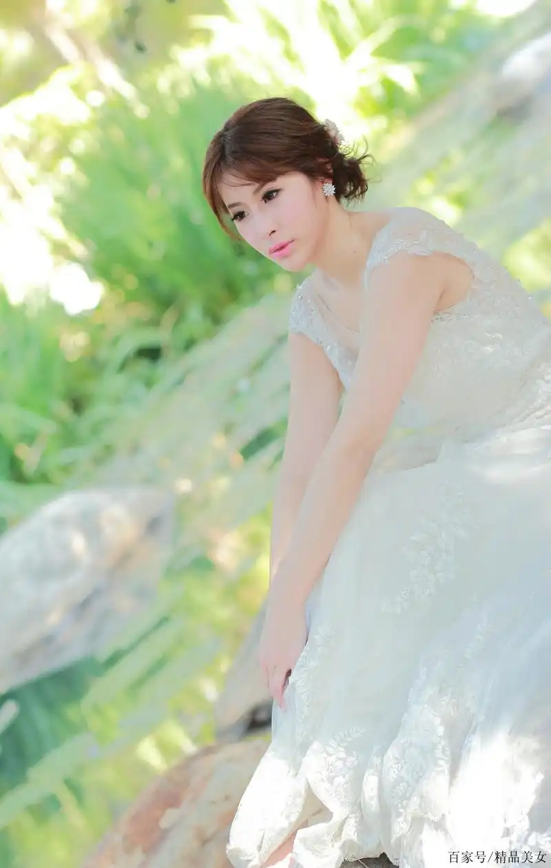 气质美女白色蕾丝连衣裙唯美写真,散发出特别的女人味