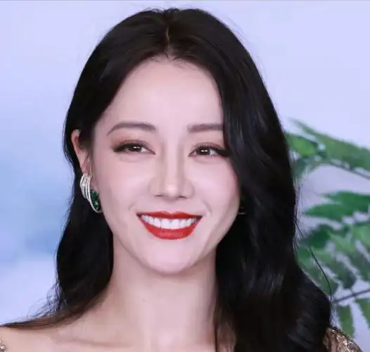 31岁迪丽热巴脸崩被嘲本人当众吐槽节目组放丑图后者紧急换图