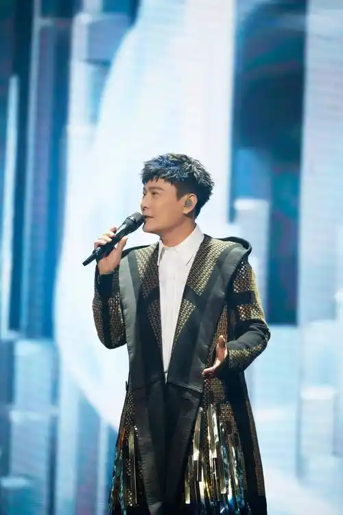 张信哲未来式2.0首站杭州开唱,重新认识"哲式情歌"_音乐_演唱会_舞台