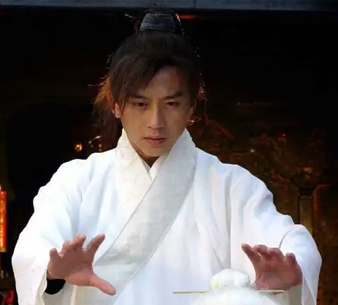 是由张纪中监制,于敏执导,邓超,安以轩,刘竞,刘诗诗等主演的古装武侠