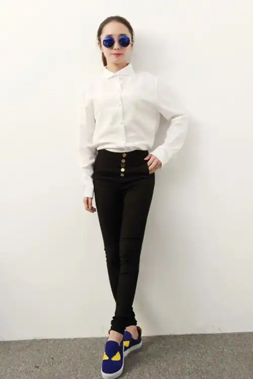 简单的白色衬衫搭配黑色小脚裤,越简单的搭配越耐看