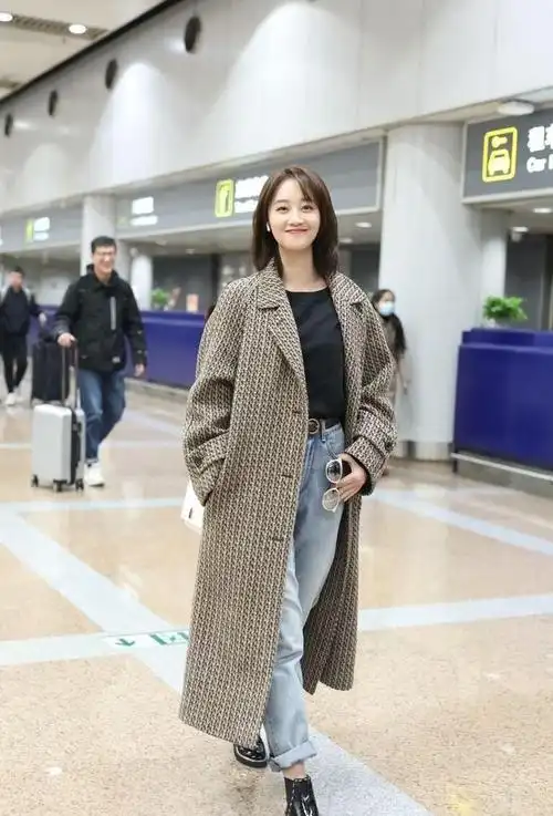 蓝盈莹的穿搭很有技巧毛领黑色皮衣搭配黑色高腰裤时尚又帅气