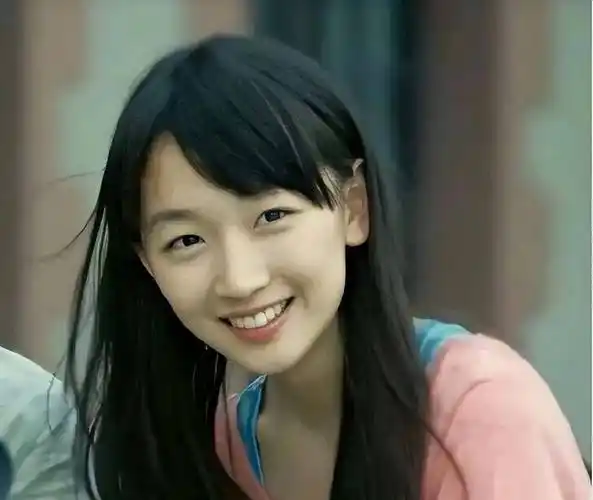 周冬雨现身活动,这次终于真的时尚了!_身材_衣服_感觉