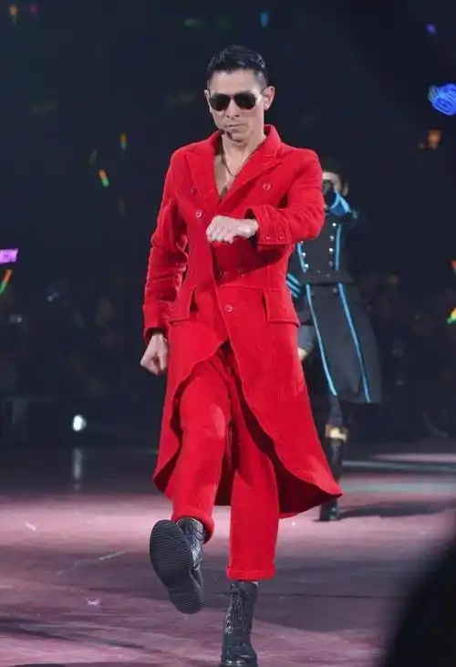 刘德华自费申请红馆档期太暖心,跟薛之谦比他才是深情歌手好丈夫_个人