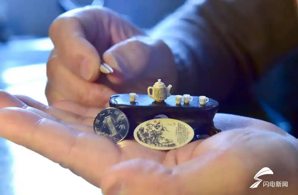 影像力丨济南微雕大师在2.6克酒壶上刻300字!发雕作品需用200倍显微镜