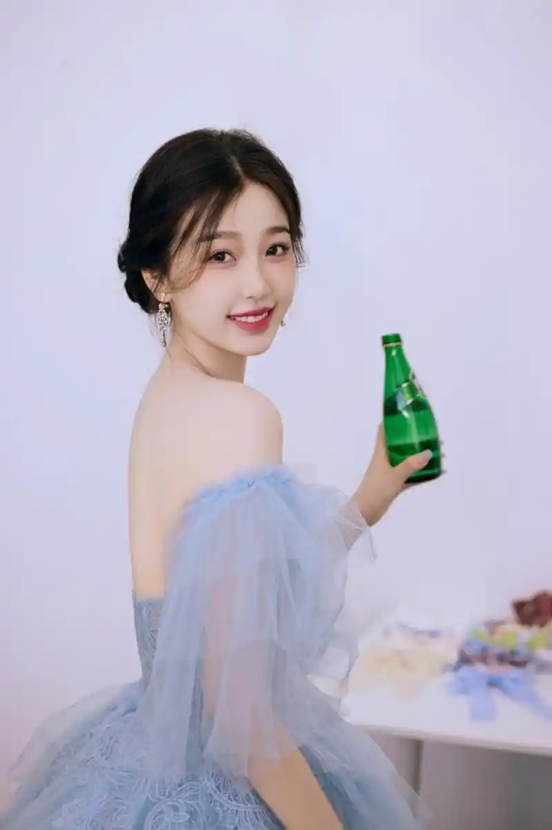 娇俏可爱,艳若桃李的#虞书欣# 一袭蓝色溜肩抹胸纱裙,丰满傲人的事业