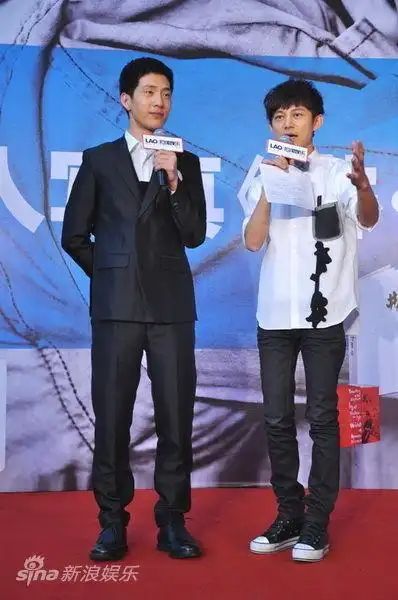 图文:井柏然发写真好友捧场-何炅主持