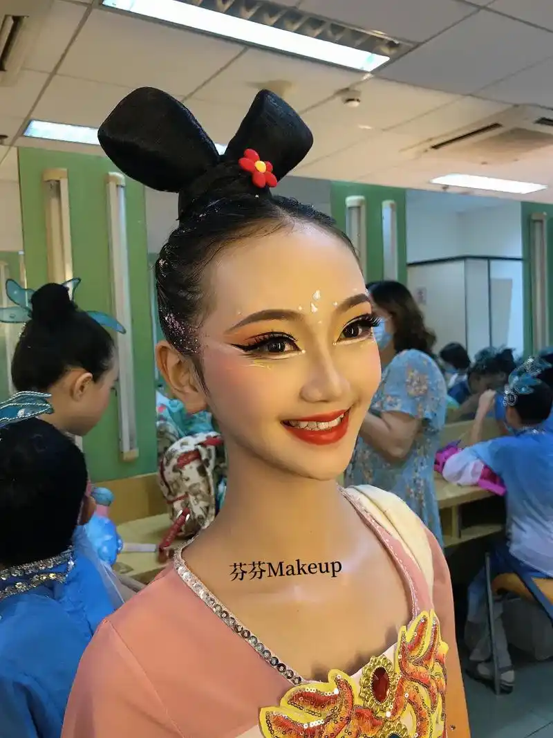 豆蔻俏头独舞舞台妆造