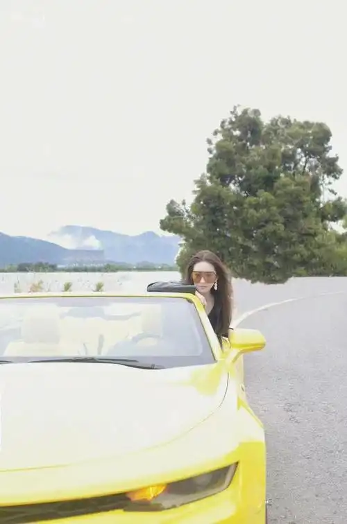 香车配美人35岁刘亦菲穿皮衣秀大长腿机车风又美又酷