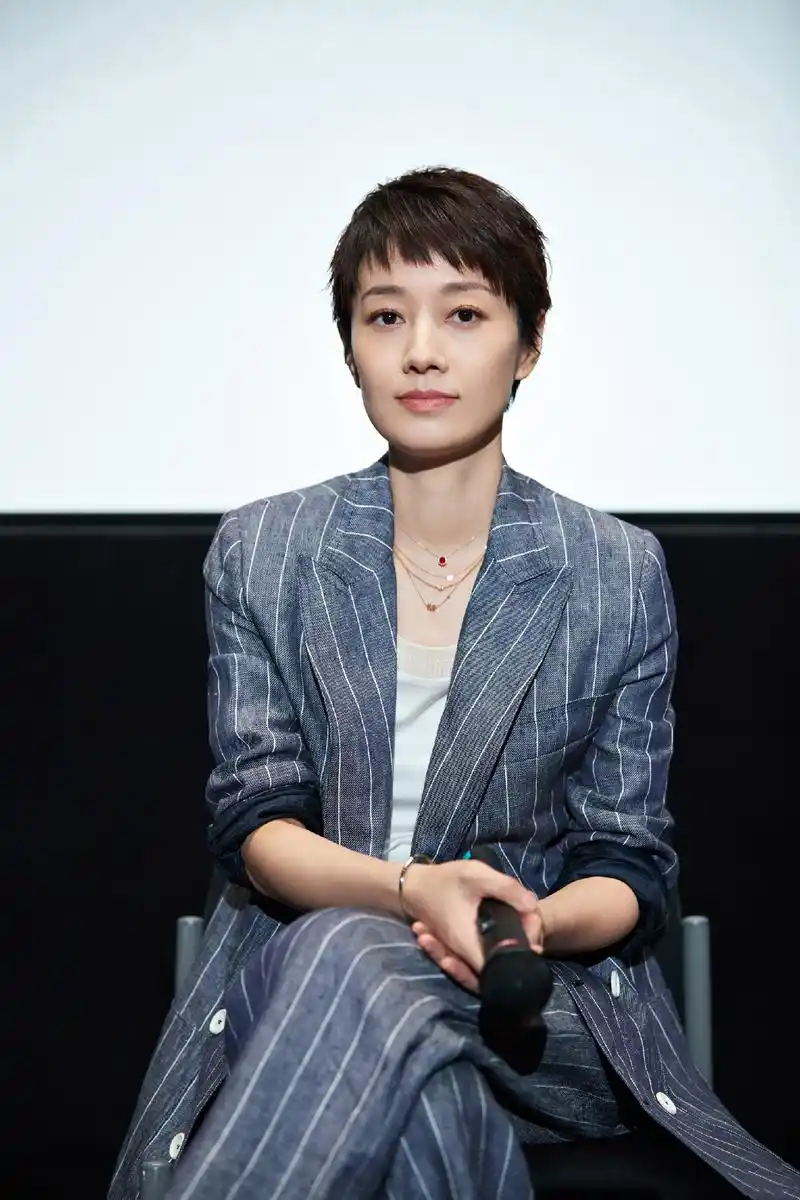 原创43岁马伊琍好会穿一身绣片装饰西装亮相精致优雅越美越高级