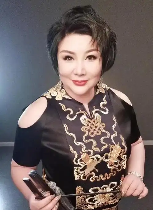 也正是因为有了这么一个贤惠的老婆,郭德纲才能把重心全部放在自己