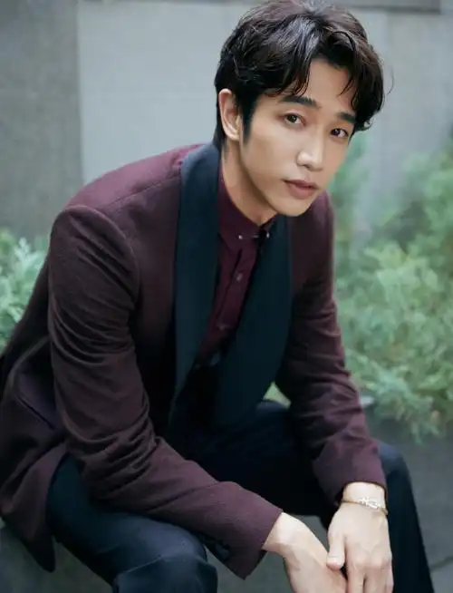 刘以豪亮相高级珠宝活动酒红西装极致典雅华贵