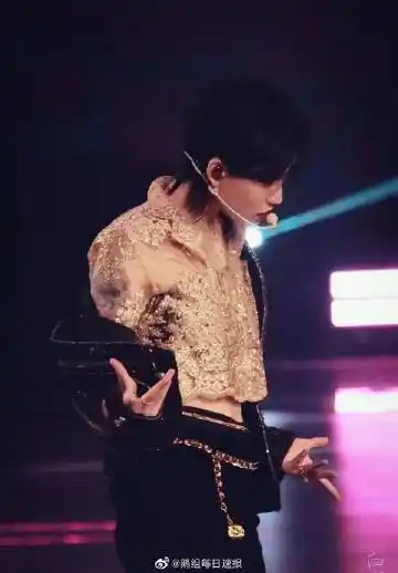 陆柯燃的骷髅头纹身好cool!