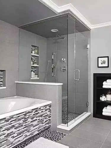 想要卫生间明亮,空间显大,可以采用透明材质(如玻璃)为隔断,其次是用