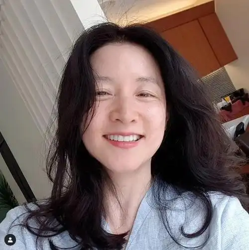 49岁李英爱素颜近照曝光,肌肤光滑靓丽十足,赤脚行草地享受生活