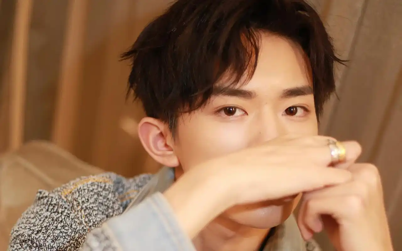 易烊千玺高清帅气写真图片桌面壁纸