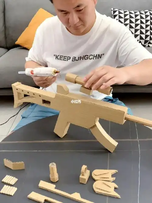 我的手工日常  #幼儿园手工  #纸箱改造  用废纸箱自制玩具枪98k