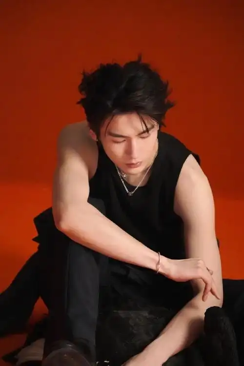 是坚持健身的张凌赫!下次建议腹肌也露一下!