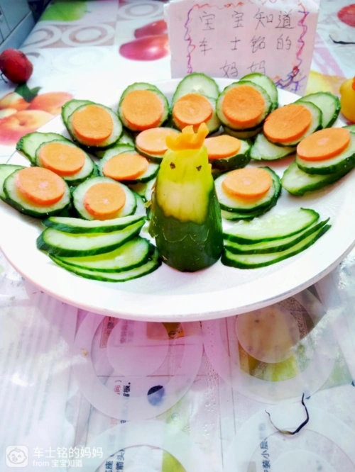 黄瓜和胡萝卜搭配在一起,让孔雀开屏
