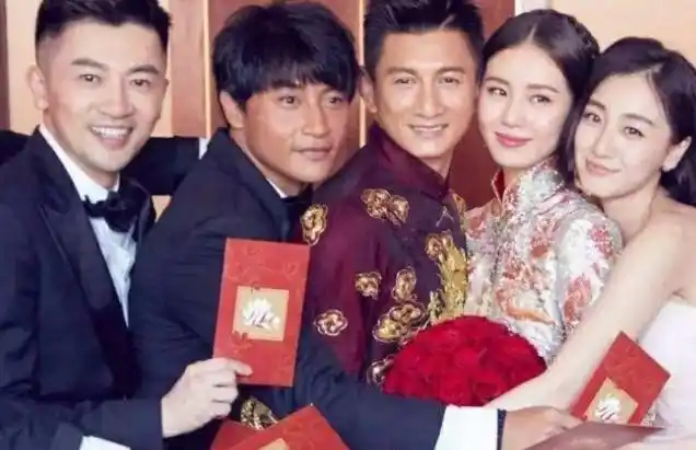 而2006年,吴奇隆和马雅舒仅仅只做了结婚登记,没有浪漫的婚礼,也没有