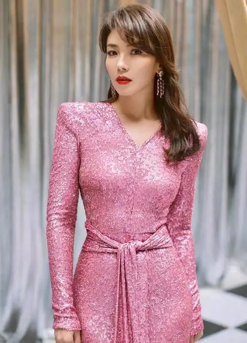 刘涛身材真丰满,穿深v银色裙开叉到大腿,"水蛇腰"太惊艳_网易订阅