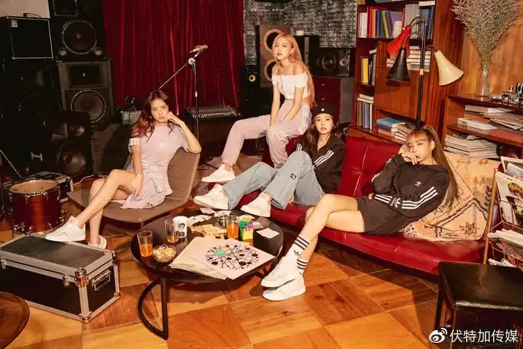 韩国女神团体blackpink强势霸屏霸气女神穿搭风格的秋冬系列