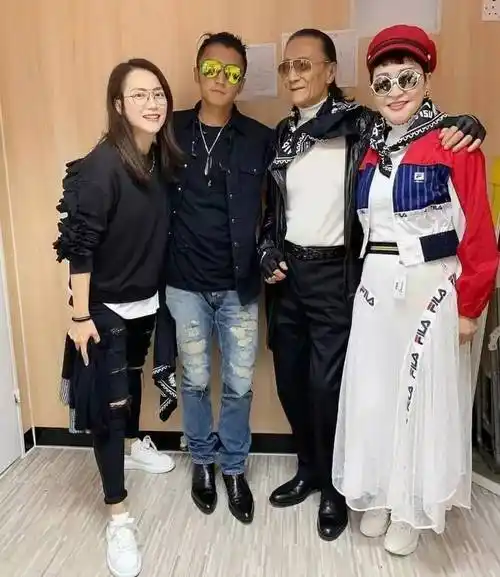 真正能够降得住谢霆锋的女人霍汶希,时尚品位也不错_白色_尖头_小林