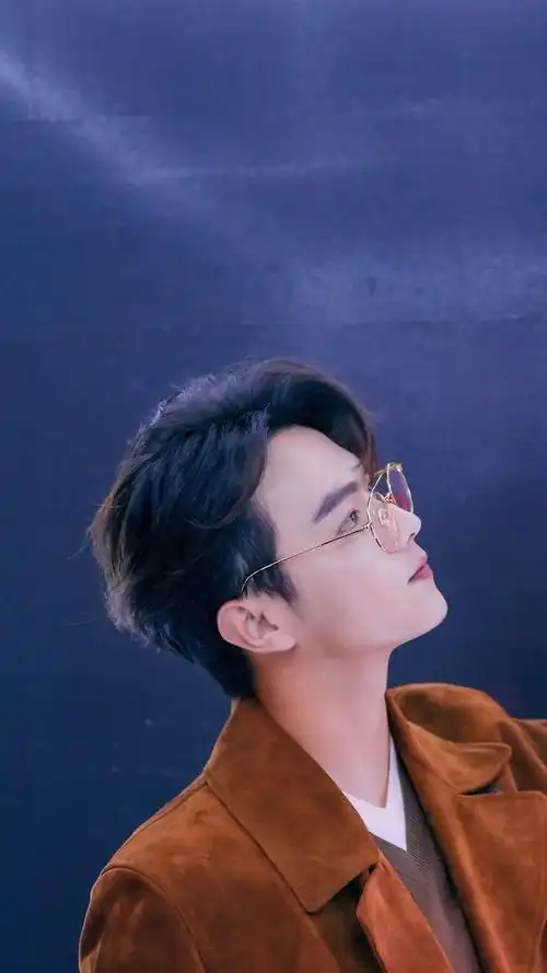 能不能发几张许凯的照片当壁纸的那种最近特别迷他