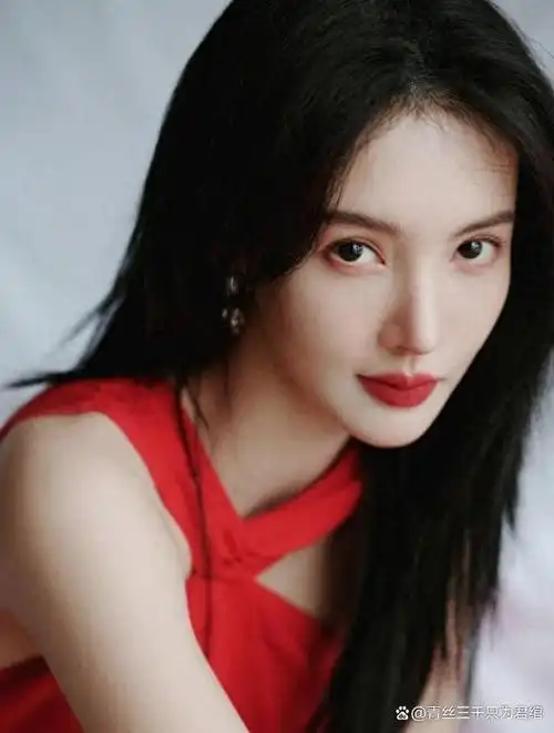 作为年轻有为的演员,金晨凭借出色的演技和对角色的深刻了解,赢得了