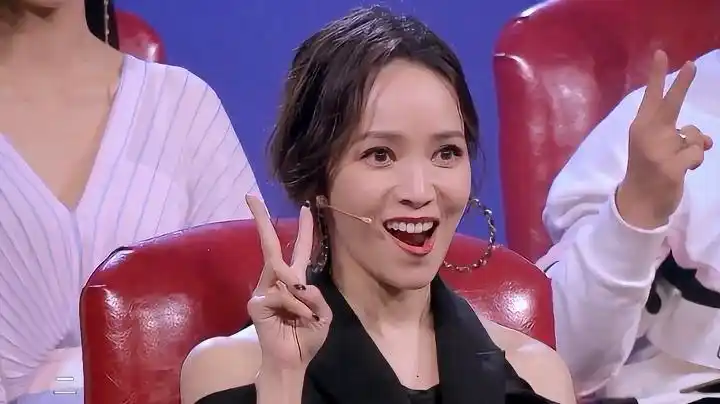 蒙面唱将:哈林最骄傲的女学员登场,全体评委起立欢迎,真是她!