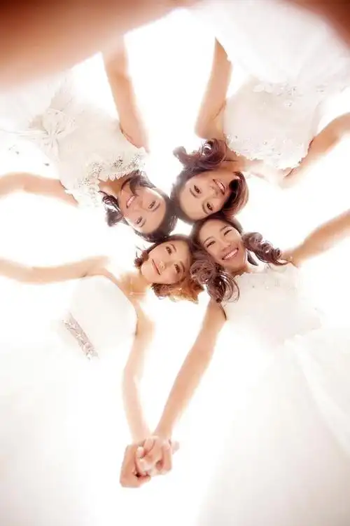 4个闺蜜一起拍的婚纱照写真