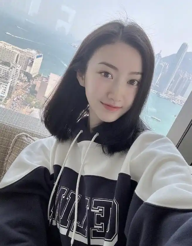 景甜真的是越来越美了,穿卫衣像是"大学生",让人猜不出年龄