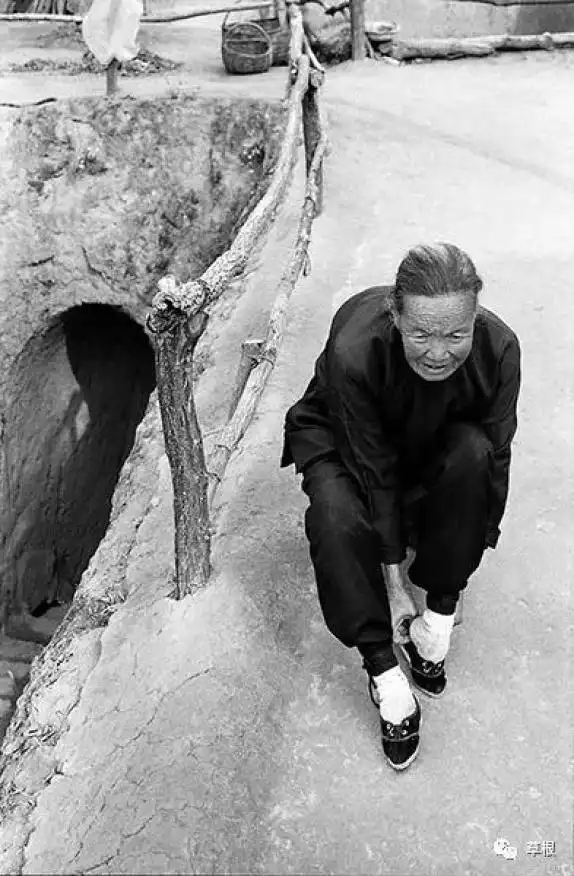 太姥姥说她四五岁时就开始裹脚了,"女娃不裹脚长大后就嫁不出去,有的