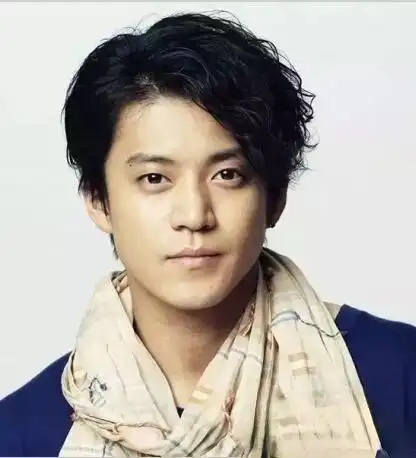 小栗旬热血高校发型个性帅气展现男子汉气概