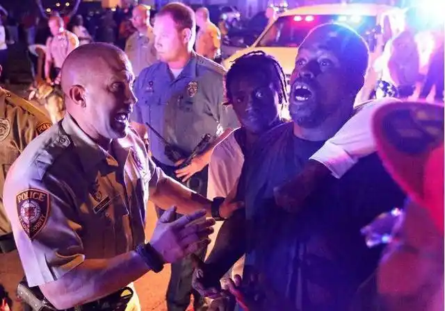 黑人乘客被当街枪杀!因"不配合检查",警察直接拔枪朝车内乱射