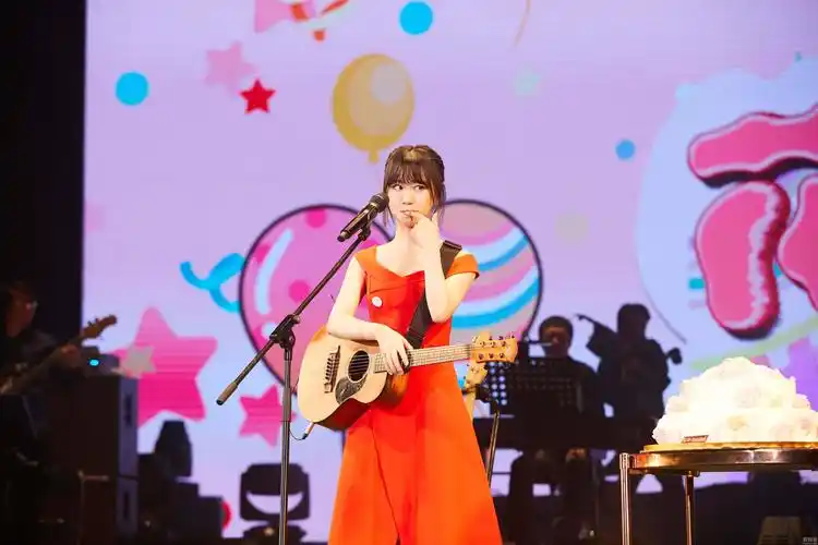 谢春花生日活力开唱 京东"花语时"演唱会温暖凛冬