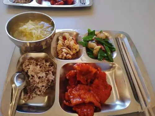 银行职工晒食堂伙食网友我想去银行应聘了