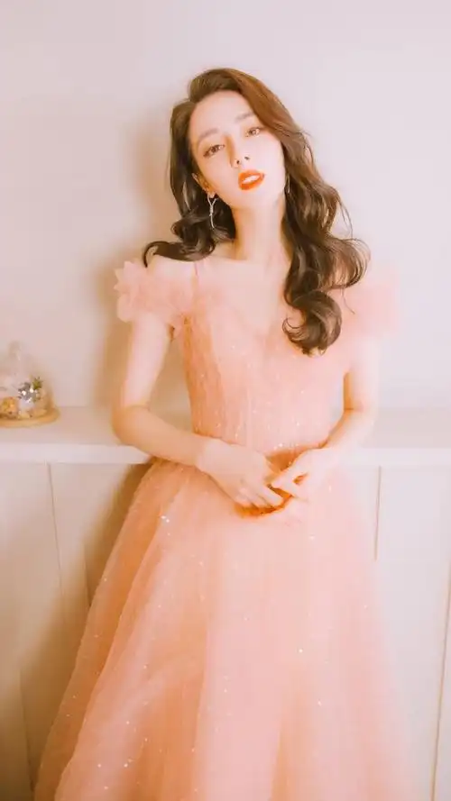 迪丽热巴壁纸:笑靥如花好有感染力啊,第一眼就让人心动