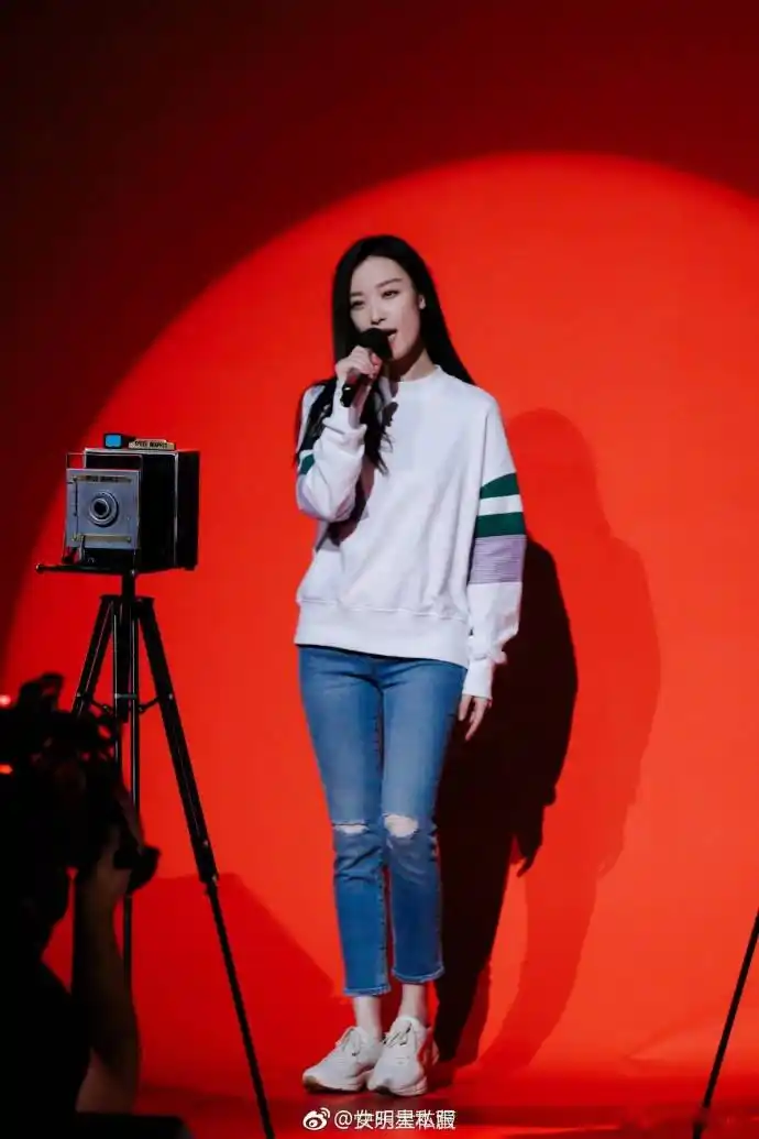 倪妮亮相《快乐大本营》,身穿卫衣和牛仔裤搭配gucci运动鞋,简简单单