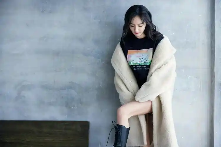 万物皆可毛绒化?杨幂毛绒大衣简约时尚,又引新潮流
