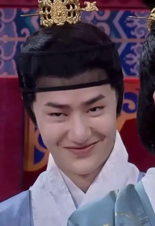 王一博穿汉服脸胖了一圈肉嘟嘟好可爱怼脸拍生图无敌了