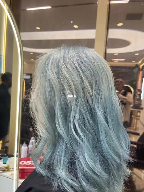 冰蓝色染发